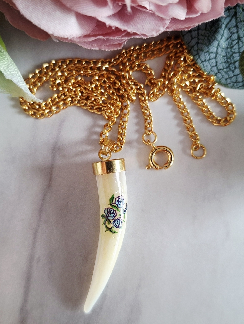 Vintage 80s 🪻🌼Lucky Floral Jade Horn Amulet/Pendant Necklace